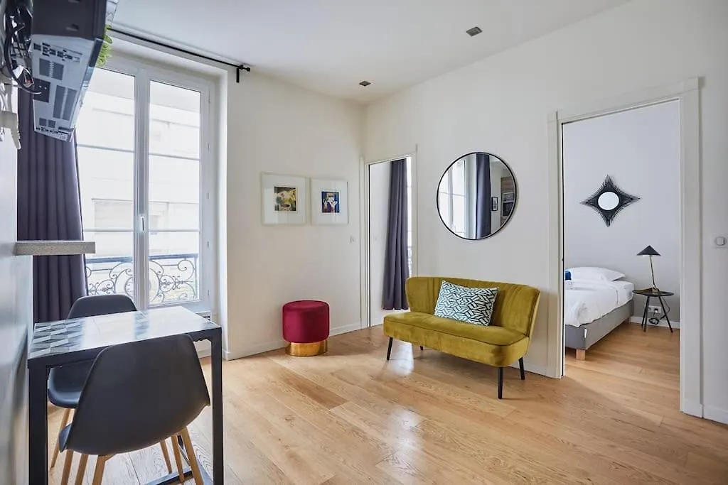 Apartment Rent A - Alma Paris