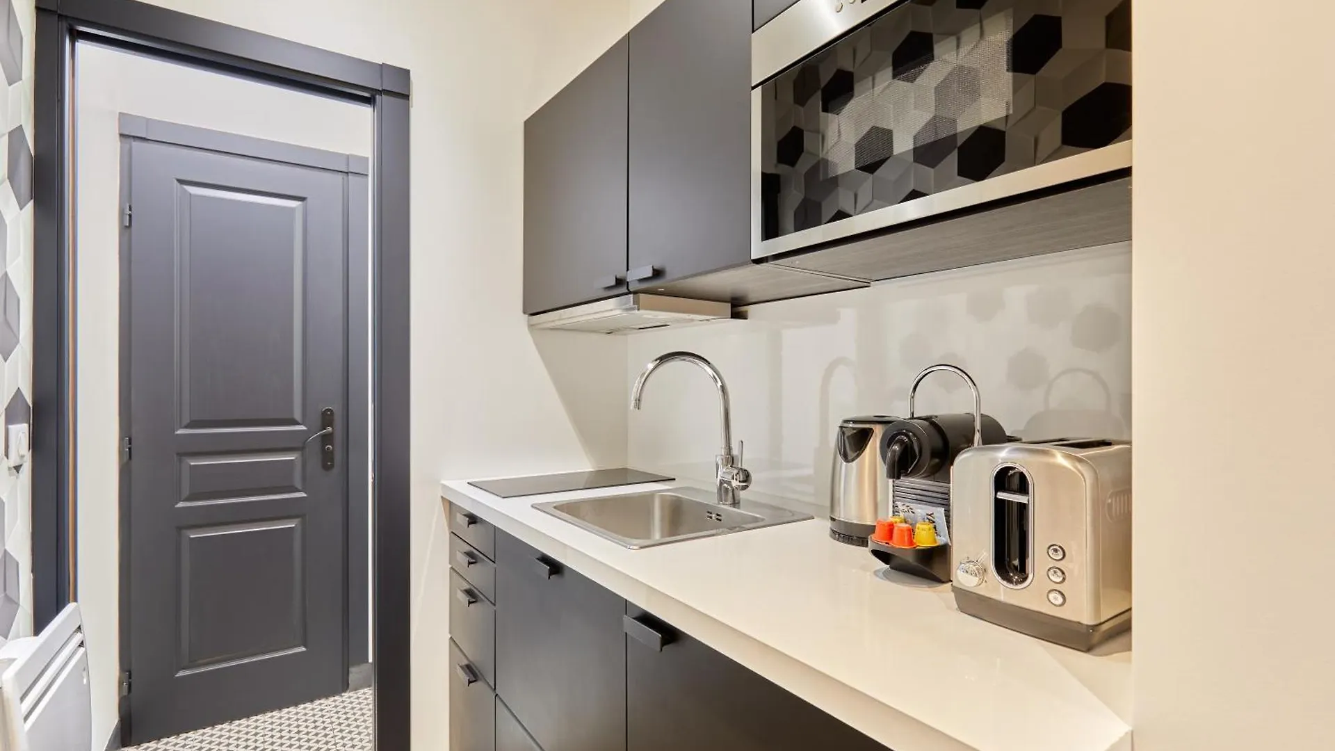 Apartment Rent A - Alma Paris